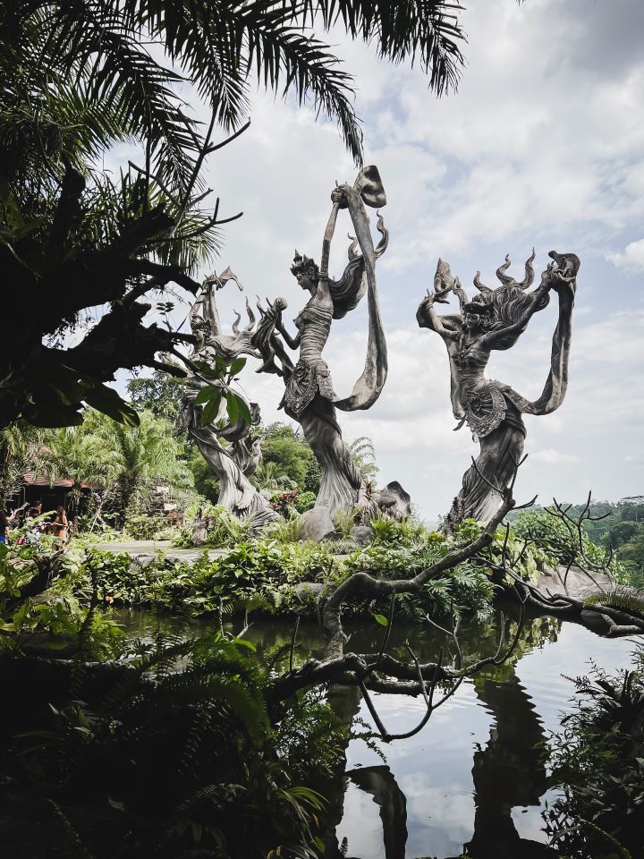 ruta por indonesia estatuas balinesas en un restaurante con agua debajo